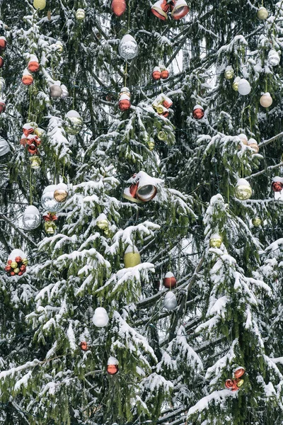 Albero Natale Innevato Con Decorazioni Concetto Anno Nuovo — Foto Stock