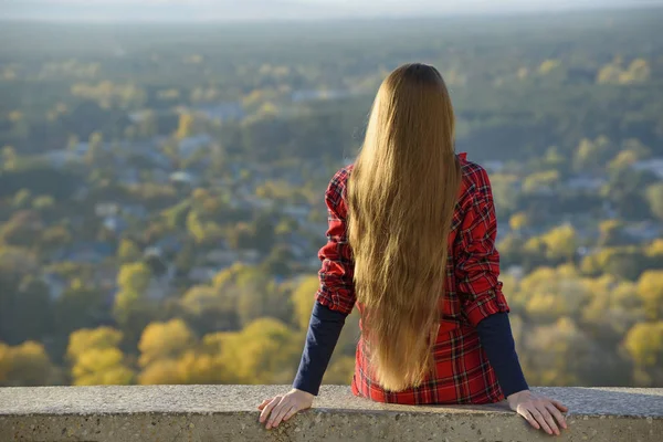 Young Woman Long Hair Sits Hill Overlooking City Back View — Stock Photo, Image