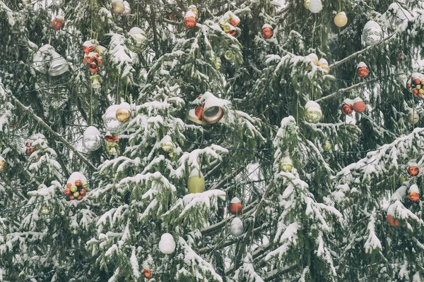 Albero Natale Innevato Con Decorazioni Concetto Anno Nuovo — Foto Stock