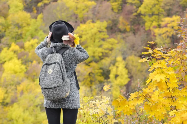 Menina Chapéu Com Buquê Folhas Amarelas Desfrutando Floresta Outono Visão — Fotografia de Stock