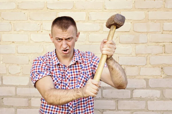 Uomo Arrabbiato Con Sledgehammer Sullo Sfondo Muro Mattoni Concetto Lavoro — Foto Stock