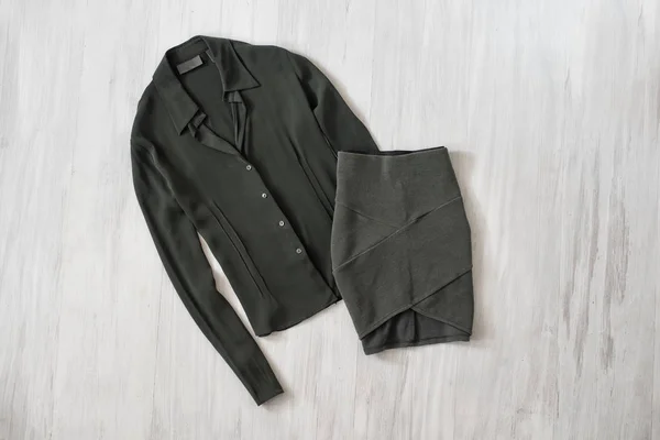 Zeytin Yeşili Bluz Etek Ahşap Arka Plan Üzerinde Moda Kavramı — Stok fotoğraf