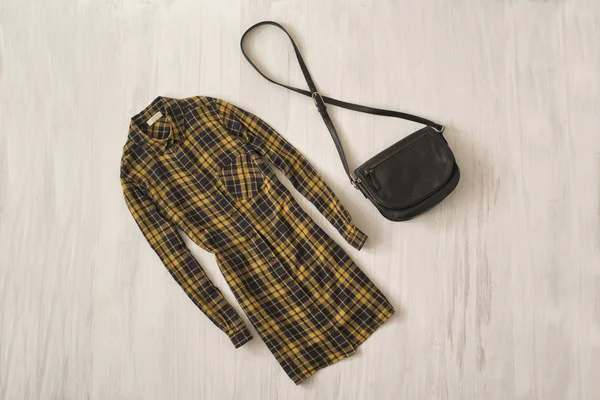 黄色的面颊衬衫 木制背景上有手提包 时尚的理念 — 图库照片
