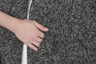 El Gri yün ceket cebinde. Yakın çekim. Moda kavramı