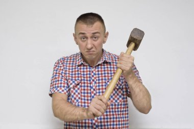 Beyaz bir arka plan üzerinde balyozla memnun adam. İş kavramı