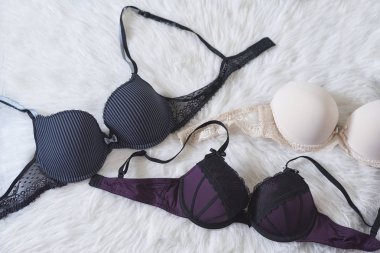 Birkaç bodices beyaz kürk üzerinde. Üstten görünüm moda kavramı