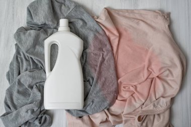 Giysileri ile leke ve deterjan bir şişe. Üstten görünüm