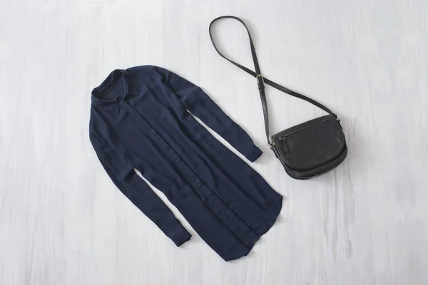 蓝色长衬衫与手袋在木背景 时尚的理念 — 图库照片