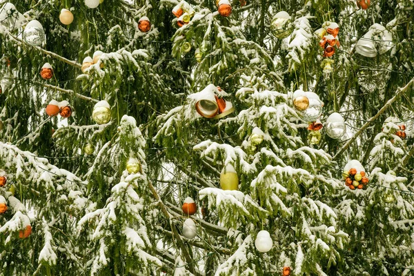 Albero Natale Innevato Con Decorazioni Concetto Anno Nuovo — Foto Stock