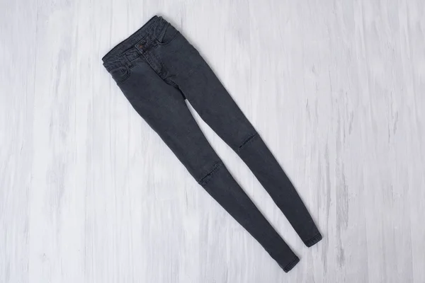 Graue Zerrissene Jeans Auf Holzgrund Modisches Konzept — Stockfoto