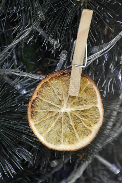 Arancio Secco Sull Albero Natale Decorazione Vicino — Foto Stock