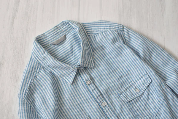 Голубая Полосатая Рубашка Деревянном Фоне Модная Концепция Close — стоковое фото