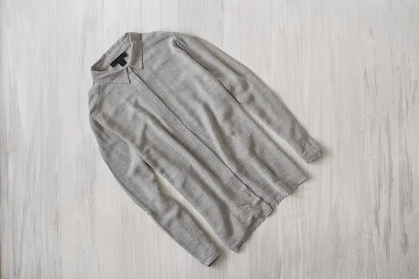 木背景上的灰色衬衫 时尚的理念 — 图库照片