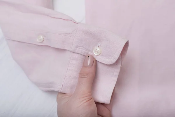 Рукав Розовой Рубашки Женской Руке Модная Концепция — стоковое фото