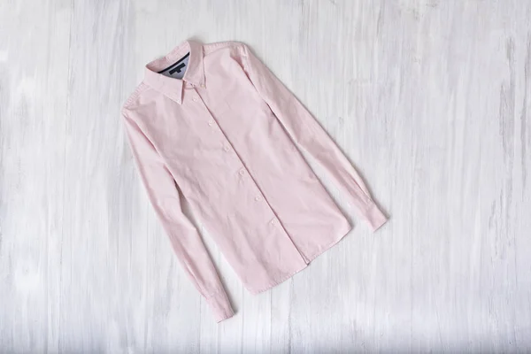 木背景上的粉红色衬衫 时尚的理念 — 图库照片