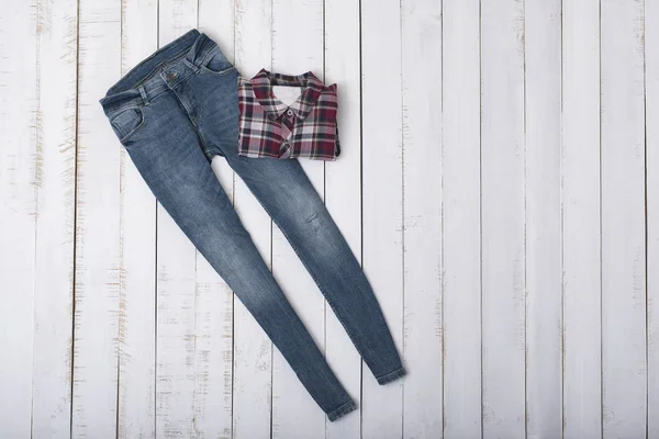 Calça Jeans Azul Camisa Quadriculada Fundo Madeira Conceito Moda — Fotografia de Stock
