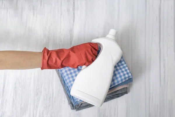 Stack Vikta Kläder Och Rengöringsmedel Flaska Kvinnlig Hand Hushållsarbete — Stockfoto