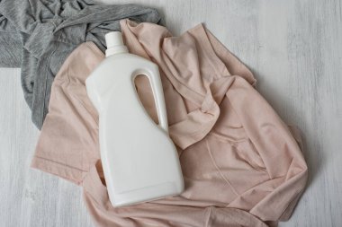 Giysi ve deterjan ile şişe. Üstten görünüm