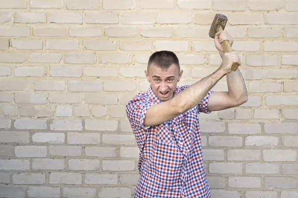 Homem Irritado Com Marreta Fundo Parede Tijolo Conceito Trabalho — Fotografia de Stock