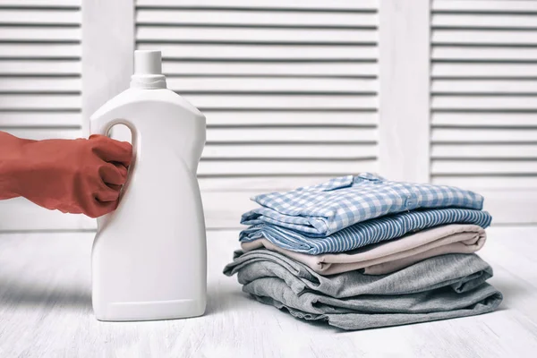 Stack Vikta Kläder Och Rengöringsmedel Flaska Kvinnlig Hand Hushållsarbete — Stockfoto