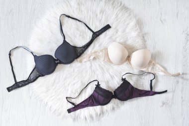 Birkaç bodices beyaz kürk üzerinde. Üstten görünüm moda kavramı