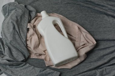 Giysi ve deterjan ile şişe. Üstten görünüm