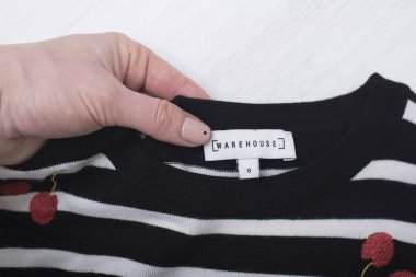 Kharkov, Ukrayna - 07 Kasım 2018: beyaz etiket ambar kadın elinde. Yakın çekim. Moda kavramı