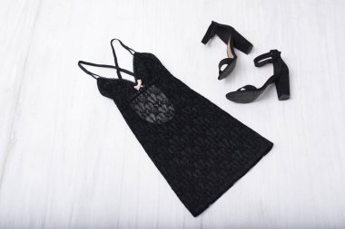 Kharkov, Ukrayna - 07 Kasım 2018: siyah Geceliği ve ahşap arka plan üzerinde ayakkabı. Moda kavramı