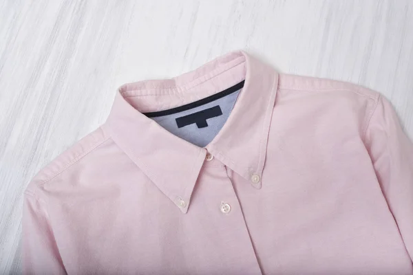Воротник Розовой Рубашки Деревянном Фоне Модная Концепция — стоковое фото
