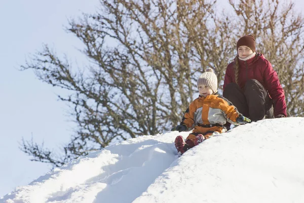 Moeder Zoon Naar Beneden Een Dia Sneeuw Winterdag — Stockfoto