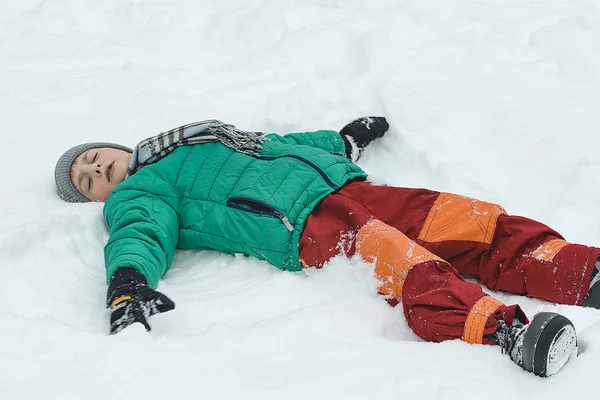 Garçon Vêtu Une Veste Verte Pantalon Rouge Couché Sur Dos — Photo