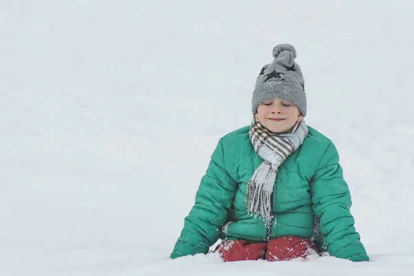 Хлопчик Капелюсі Шарфі Зеленому Піджаку Сидить Снігу Портрет Крупним Планом — стокове фото