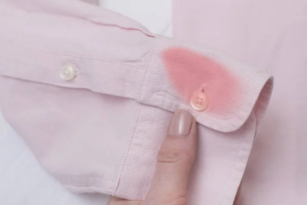 Рукав Розовой Рубашки Пятном Женской Руке — стоковое фото