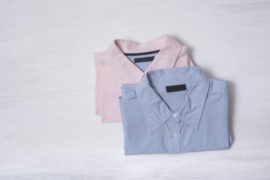 Ahşap arka plan üzerinde iki katlı gömlek. Metin için yer. Moda kavramı