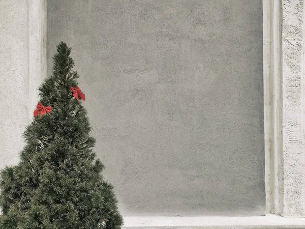 Arbre Noël Avec Des Arcs Rouges Sur Fond Mural Gris — Photo