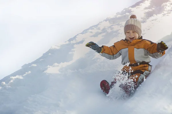 Αγόρι Καπέλο Και Πορτοκαλί Jumpsuit Διαφάνειες Χιόνι Διαφάνεια Στην Πλάτη — Φωτογραφία Αρχείου