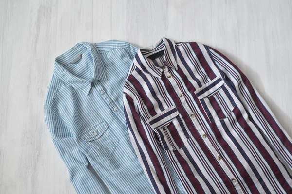 Две Полосатые Рубашки Деревянном Фоне Модная Концепция — стоковое фото