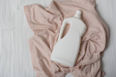 Giysi ve deterjan ile şişe. Üstten görünüm