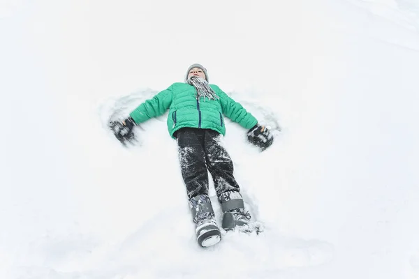 Sapka Sál Zöld Kabát Feküdt Hóban Így Angyal Fiú Portré — Stock Fotó