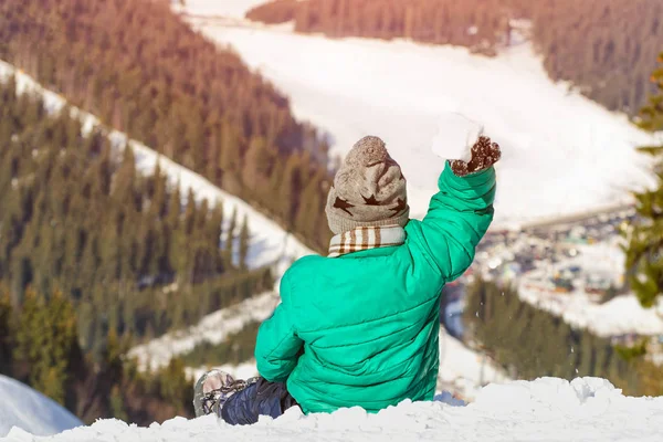 Garçon Assis Sur Pente Enneigée Une Colline Lance Boule Neige — Photo