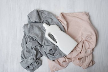 Giysi ve deterjan ile şişe. Üstten görünüm