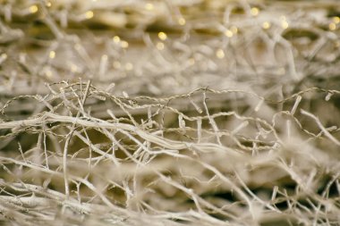 Beyaz dalları üzerinde sarı Led çelenk. Arka plan bulanık