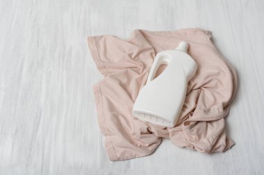 Giysi ve deterjan ile şişe. Üstten görünüm