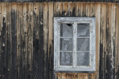 Deniz mili ile eski püskü koyu ahşap kurullarının bir duvarındaki Vintage ahşap pencere. Ön görünüm. Yakın çekim
