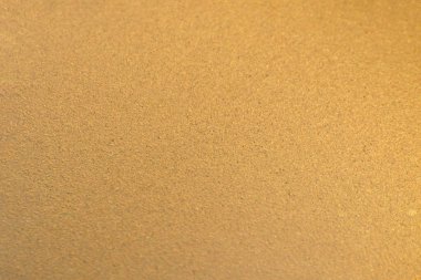 Duvar bronz boya ile boyanmış. Degrade doku.