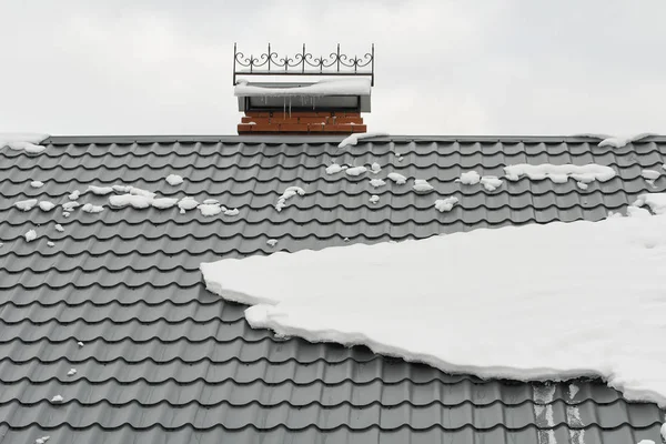 Metalowy Dach Kaflowy Sezonie Zimowym Pokryty Śniegiem Tekstura Tła — Zdjęcie stockowe