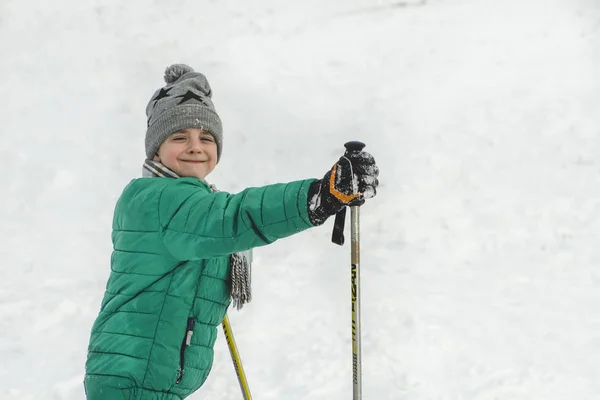 Garçon Dans Une Veste Verte Avec Bâtons Ski Sourit Jour — Photo