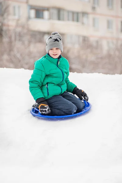 Pojke Bilder Ner För Backen Snö Tefat Mot Bakgrund Flera — Stockfoto