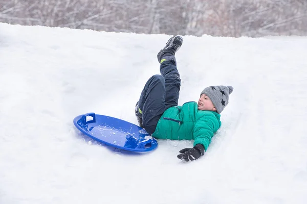 Çocuk Haddeleme Kar Daire Üzerinde Bir Tepeden Aşağı Düşüyor Kış — Stok fotoğraf