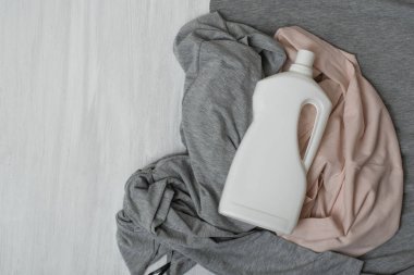 Giysi ve deterjan ile şişe. Üstten görünüm